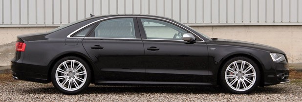2013 Audi S8 side view