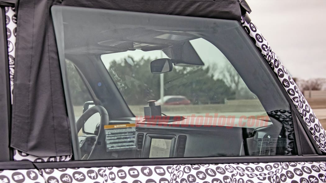 2020 - [Ford] Bronco VI - Page 2 2021-Ford-Bronco-Interior-spy-photo-11