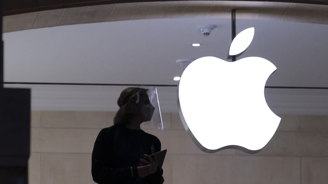 Apple car takes another hit as the head of the program departs