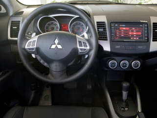 07 Mitsubishi Outlander Vs 07 Honda Element And 07 Hyundai Santa Fe Interior Photos Autoblog