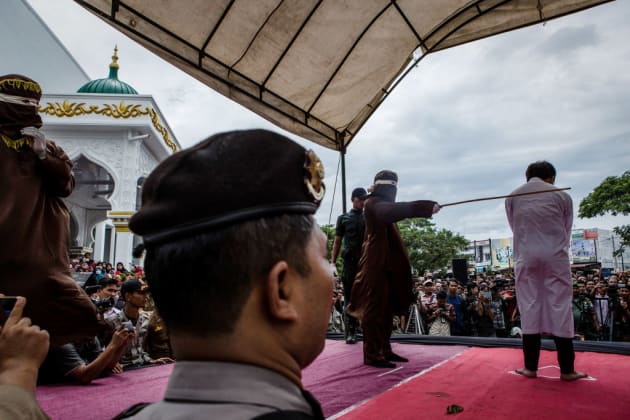 Una Pareja Homosexual Recibe Un Castigo De Azotes En Publico En Indonesia El Huffpost