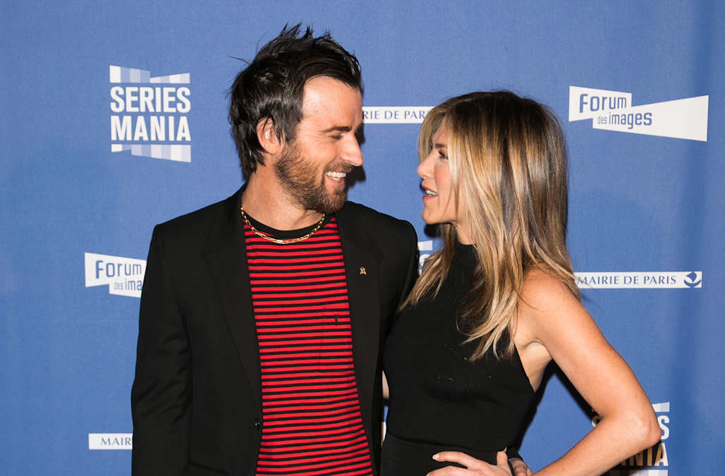 Jennifer Aniston and Justin Theroux pack on the PDA in Paris - AOL