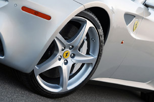 2013 Ferrari FF wheel