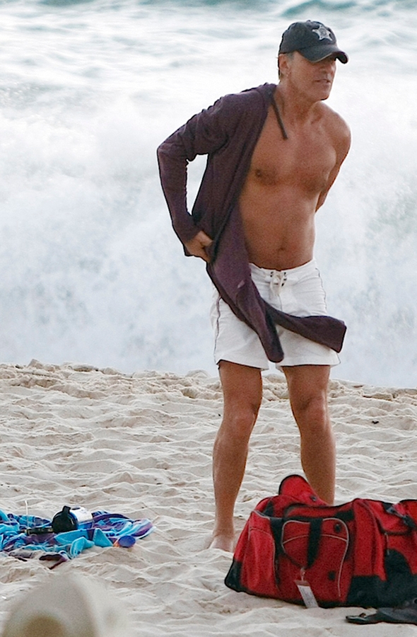 Bruce Springsteen shows off impressive abs at the beach in Australia - AOL