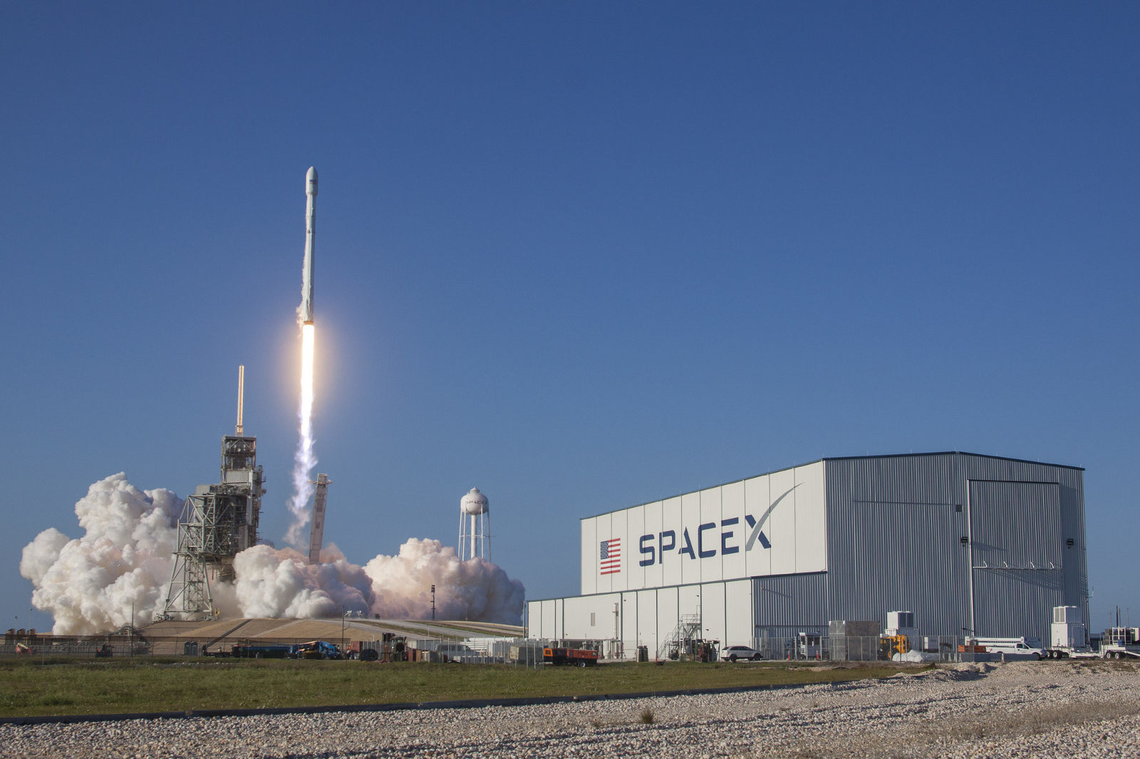 SpaceX、リサイクル成功のFalcon 9から約7億円のノーズ部も回収。イーロン・マスクはロケット全部再利用にも興味 - Engadget 日本版