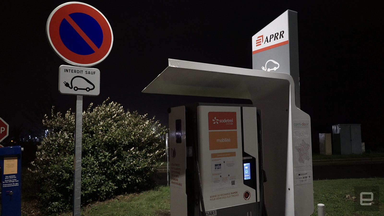 Touring France S Ev Charging Network In The Renault Zoe Engadget - new lane added left sign roblox