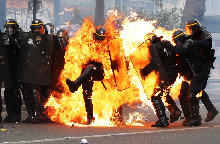 En France, la police "est là pour protéger": l'hommage de Zakaria  Abdelkafi, l'auteur de la photo du CRS en feu | Le HuffPost