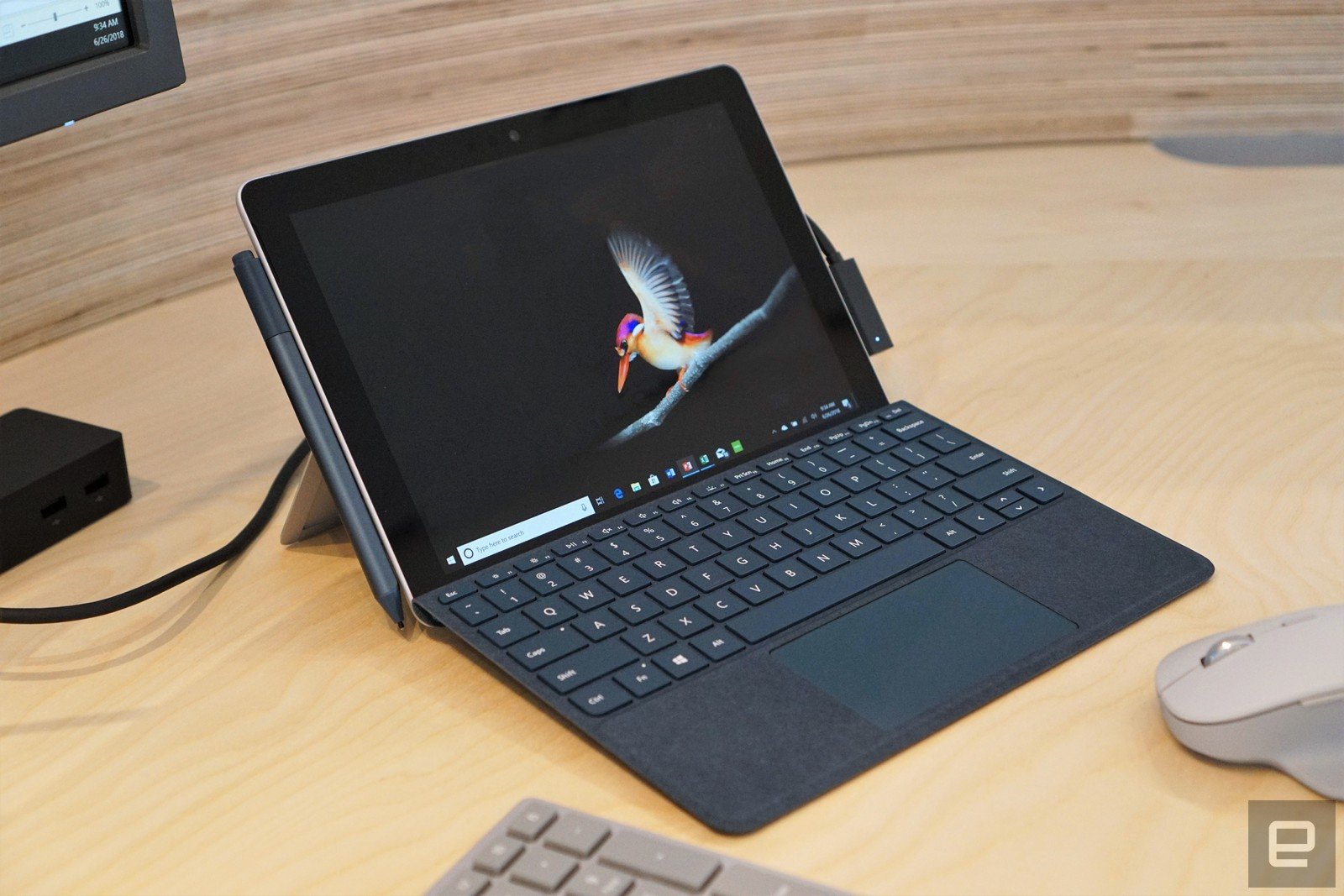 マイクロソフト、Surface Go発表。価格は399ドルから、日本でも数週間内に先行予約が可能に - Engadget 日本版