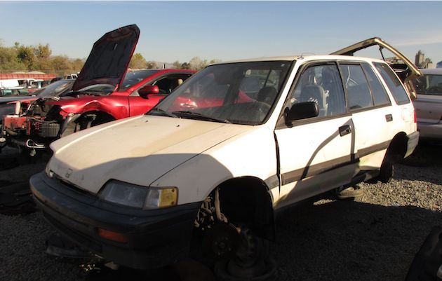 実用性の高さで愛された、1989年型ホンダ「シビック シャトル」を廃車置場で発見