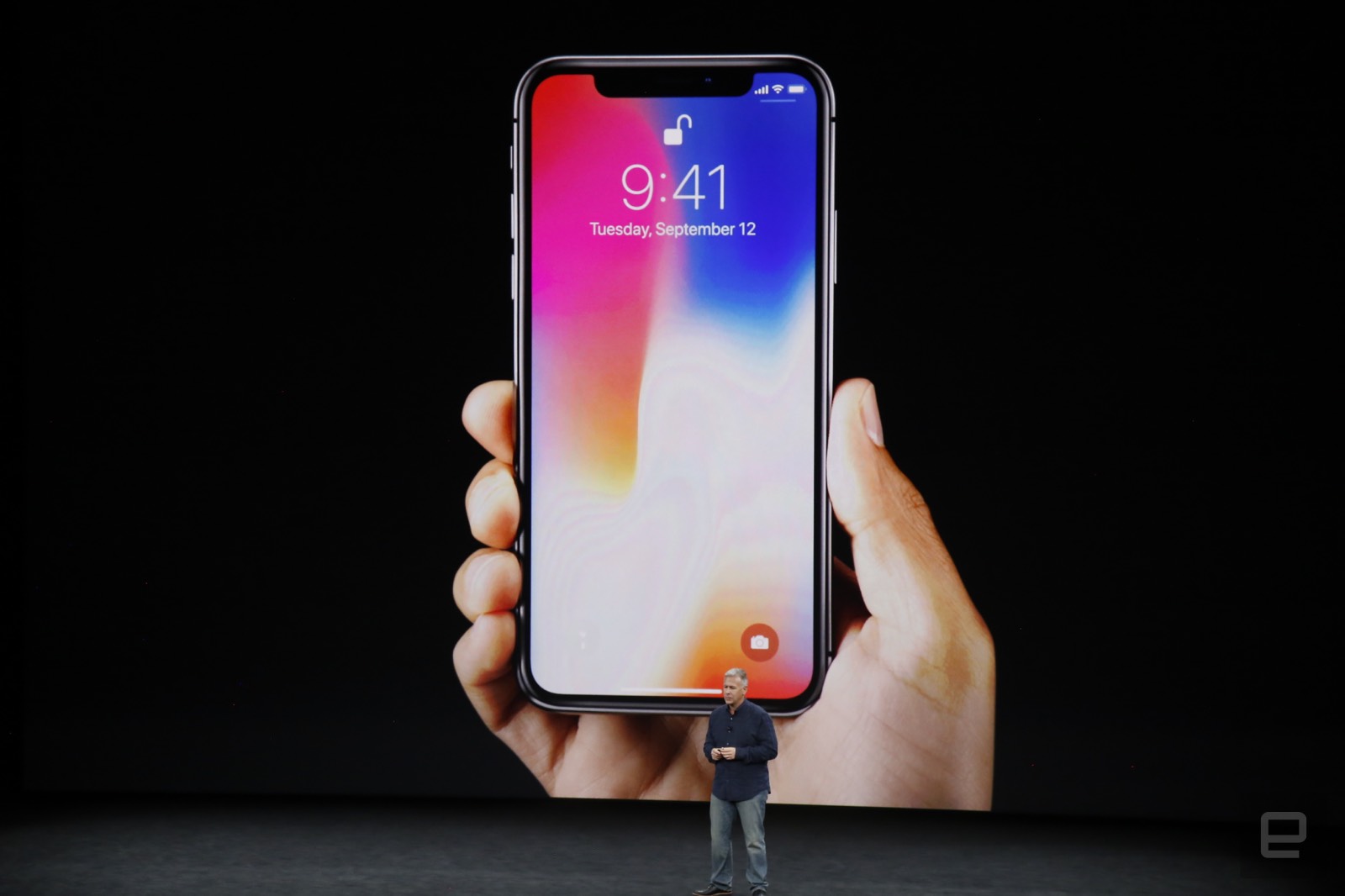 Iphone X テン は11月3日発売 10月27日予約開始 11万2800円