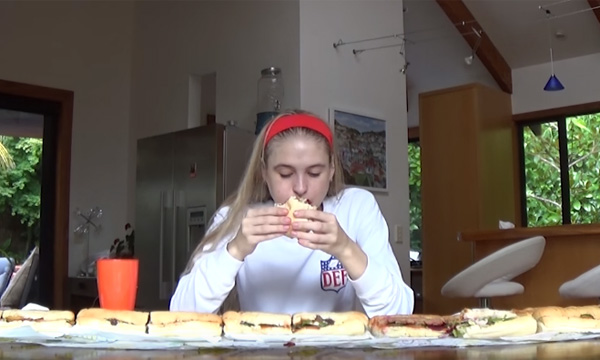 超大食い美女モデルは激長サンドイッチ10本を完食できるのか 検証動画 Aol ニュース