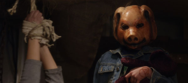 不気味な豚マスク男がセクシー美女を襲いまくる！話題のスリラー『CAGE ～ベビーシッター恐怖の一夜～』【動画】 - AOL ニュース