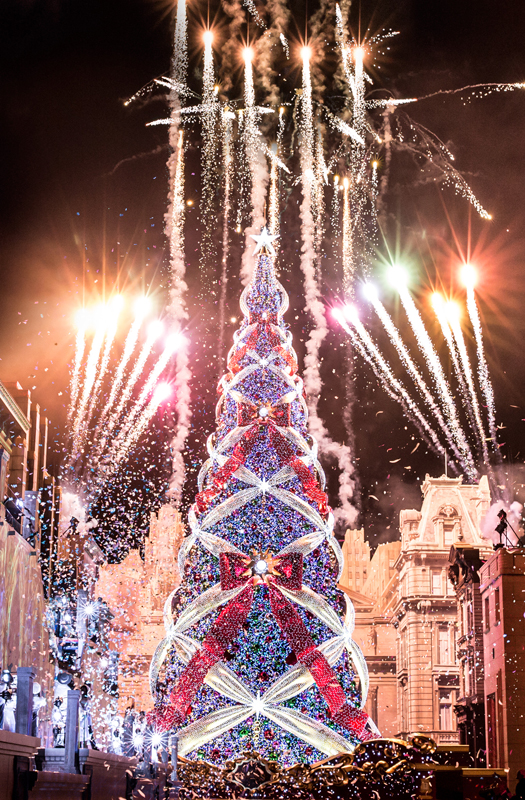 Usj 今年で見納め 6年連続ギネス世界記録更新の巨大クリスマスツリーが初点灯 Aol ニュース