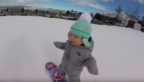 1歳の赤ちゃんが大人顔負けのスノーボードテクを見せていて可愛すぎる 動画 Aol ニュース