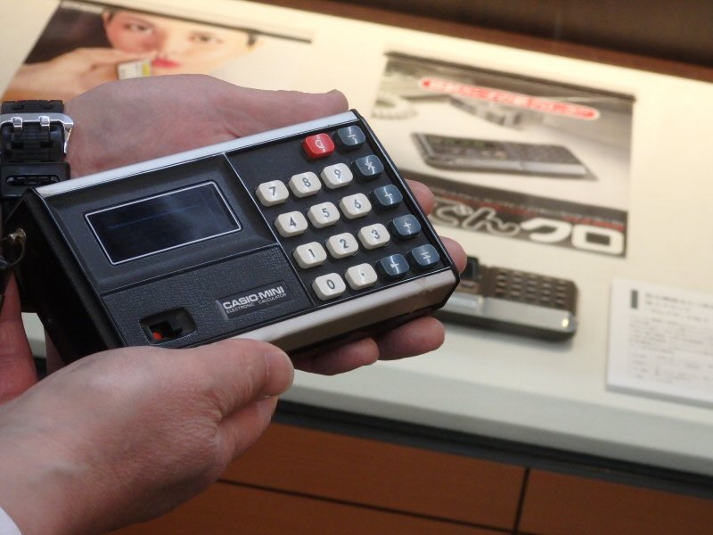 世界初のゲーム電卓 Mg 880 が遊べる カシオの記念館はガジェット