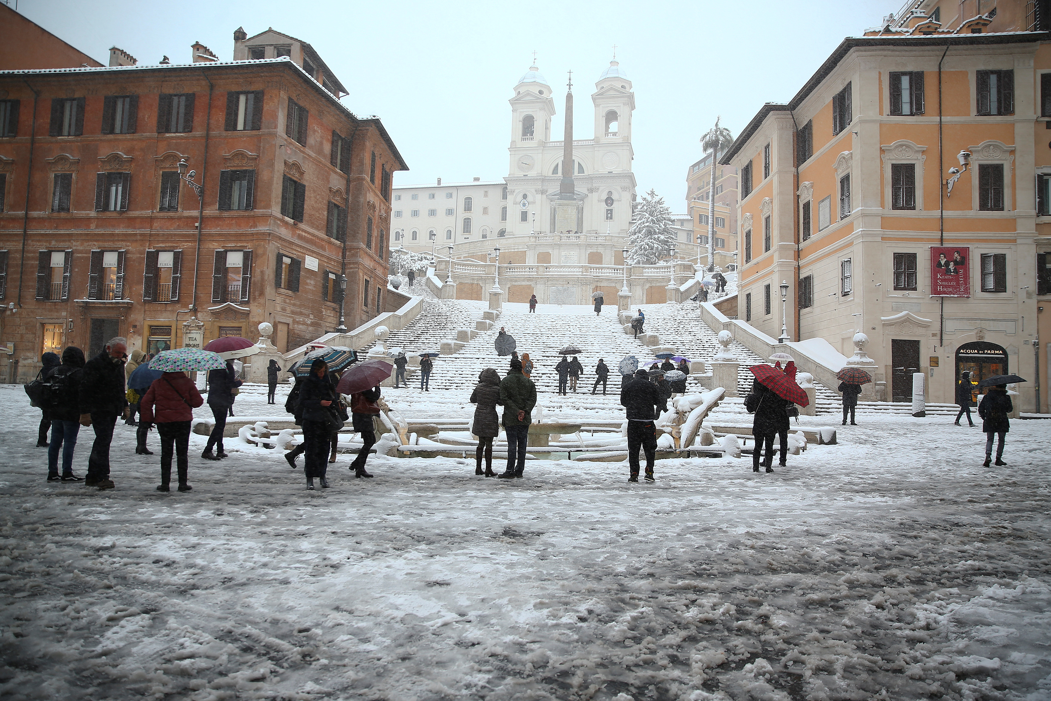 Neve a Roma non solo disagi, la magia della Città Eterna imbiancata fa