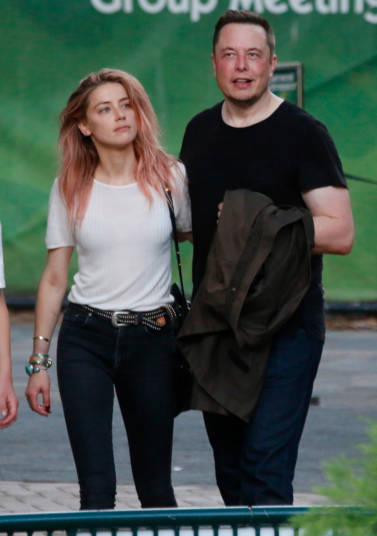 Amber Heard and Elon Musk hold hands on first public outing -- see the pic! - AOL ...1280 x 1818