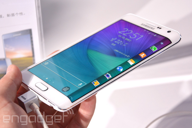 这就是 Galaxy Note Edge，Samsung 的第一只屏幕曲向一侧的智能手机