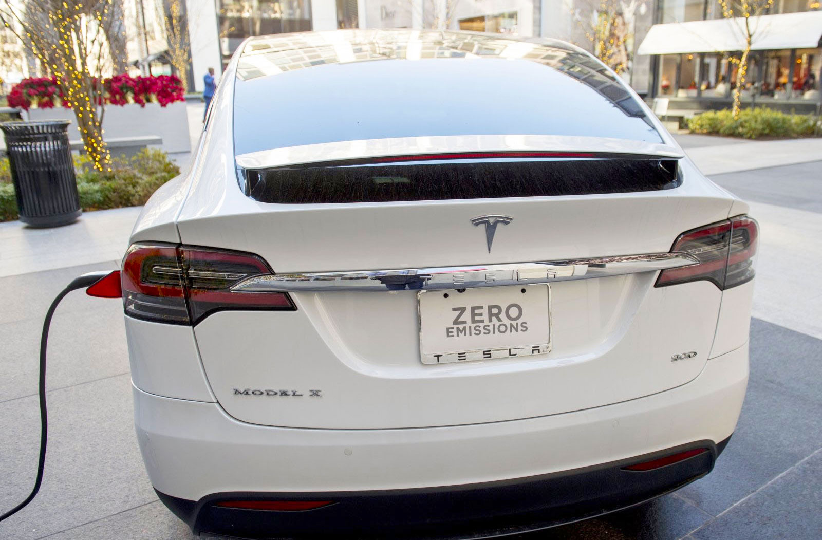 Tesla S Latest 100d Models Focus On Range Not Power Engadget