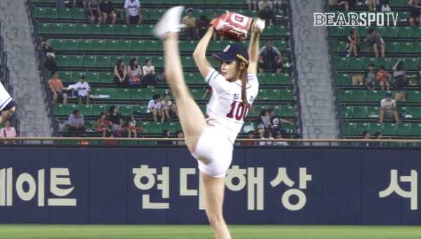 韓国の「ミス・ビキニ」グランプリの美女が始球式で大胆開脚を披露 ...