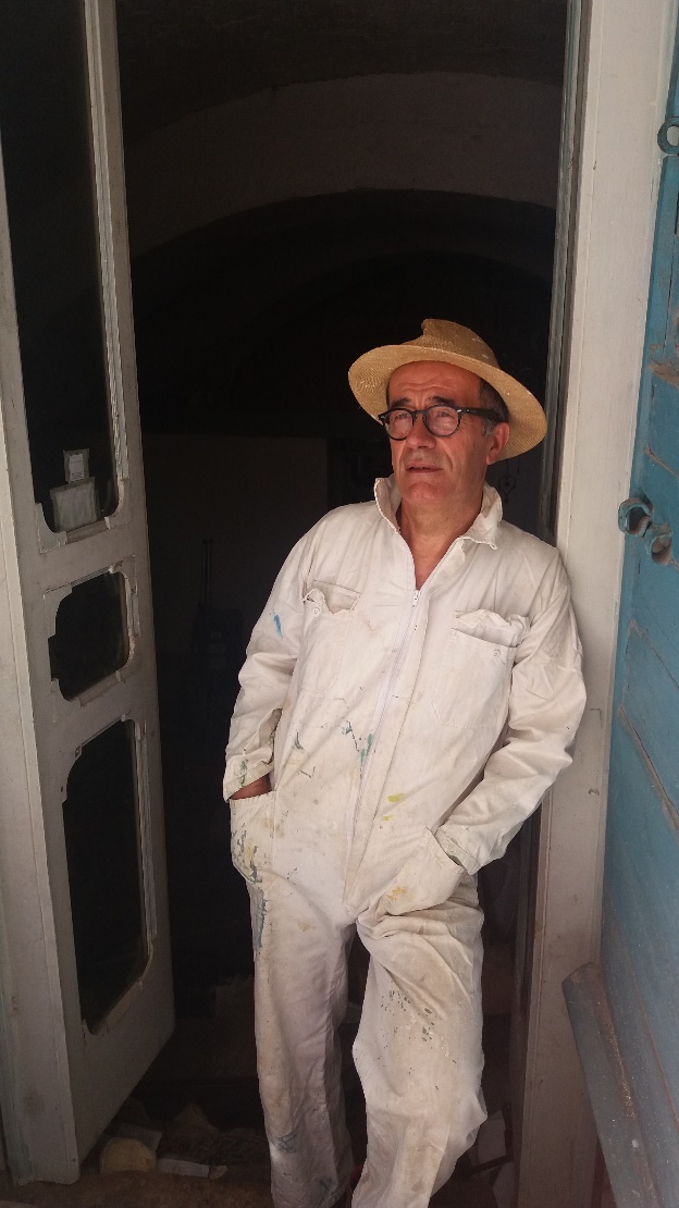 Il pittore, artista e scrittore Ostunese, Franco Farina, autore del libro 