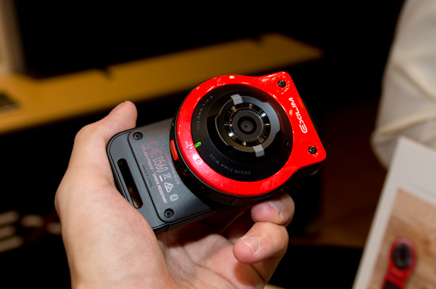 EXILIM「セパレートカメラ」EX-FR10発表。分離式モニタでフリースタイル自撮りやアクションカメラに - Engadget 日本版