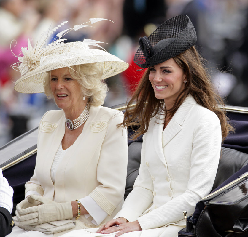 Acompañar amplitud Sobrevivir Te explicamos por qué las británicas usan sombreros tan ridículos en las  bodas