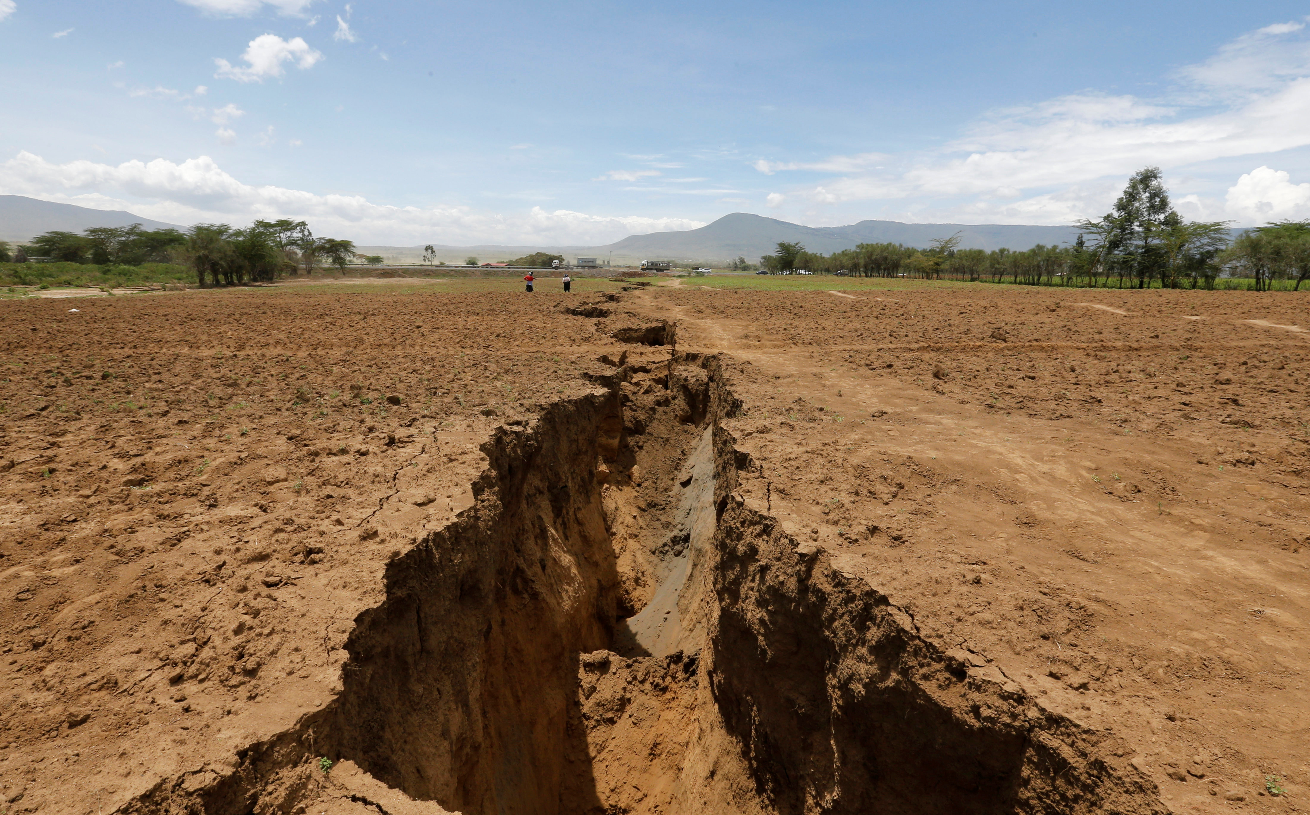 A chasm suspected to have been caused by a heavy downpour along an underground fault-line is seen near the Rift Valley town of Mai Mahiu, Kenya March 28, 2018. Picture taken March 28, 2018. REUTERS / Thomas Mukoya