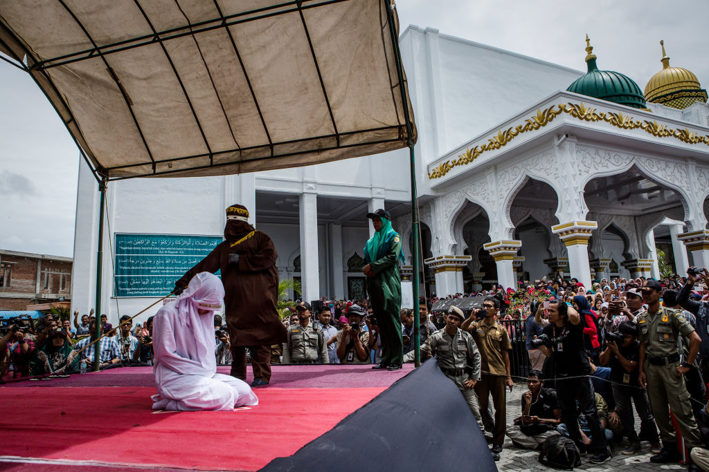 Una Pareja Homosexual Recibe Un Castigo De Azotes En Publico En Indonesia El Huffpost
