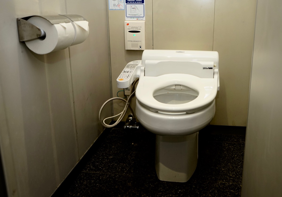 トイレもIoTの時代へ、KDDIがクラウド トイレ空室・節水管理サービスを3月開始 Engadget 日本版
