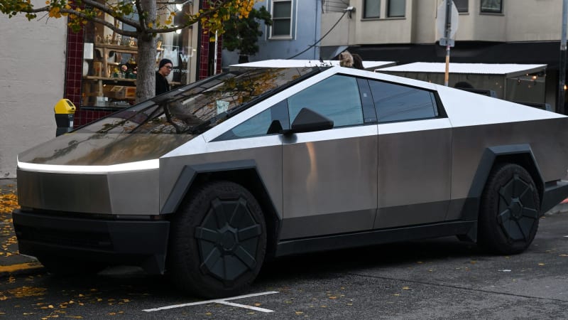 Tesla Cybertruck is difficult to maneuver, Sandy Munro says, and he hit a wall with it