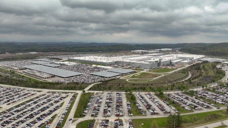 the uaw and factory workers make efforts to organize a union at the chattanooga volkswagon plant