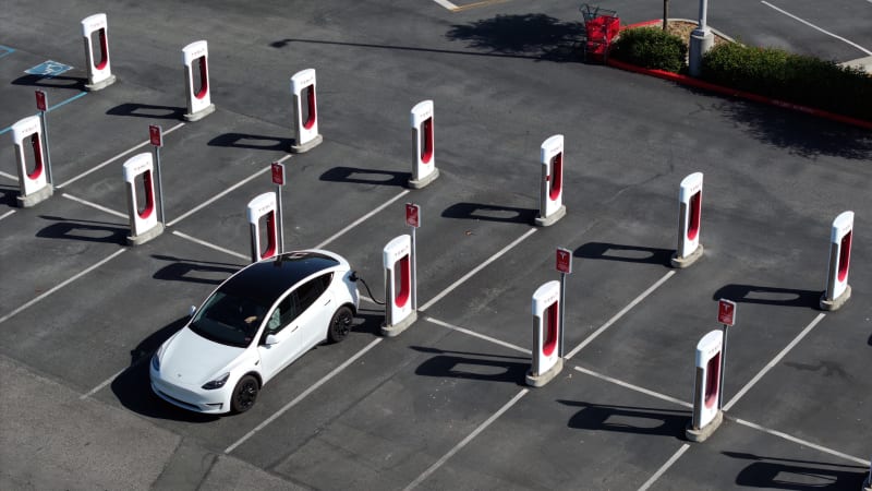 Tesla vuelve a contratar a algunos trabajadores de Supercharger semanas después de que Musk los despidiera.