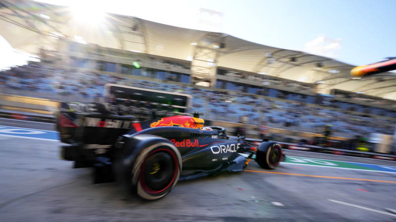 Verstappen está en la pole para el Gran Premio de Bahréin que abre la temporada de Fórmula 1 mientras se intensifica el drama que rodea a su jefe