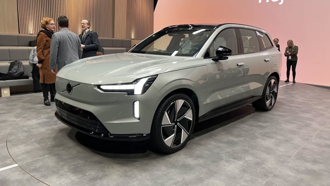 2025 Volvo EX90 begins at $77,990 for seven seats and a 300-mile vary