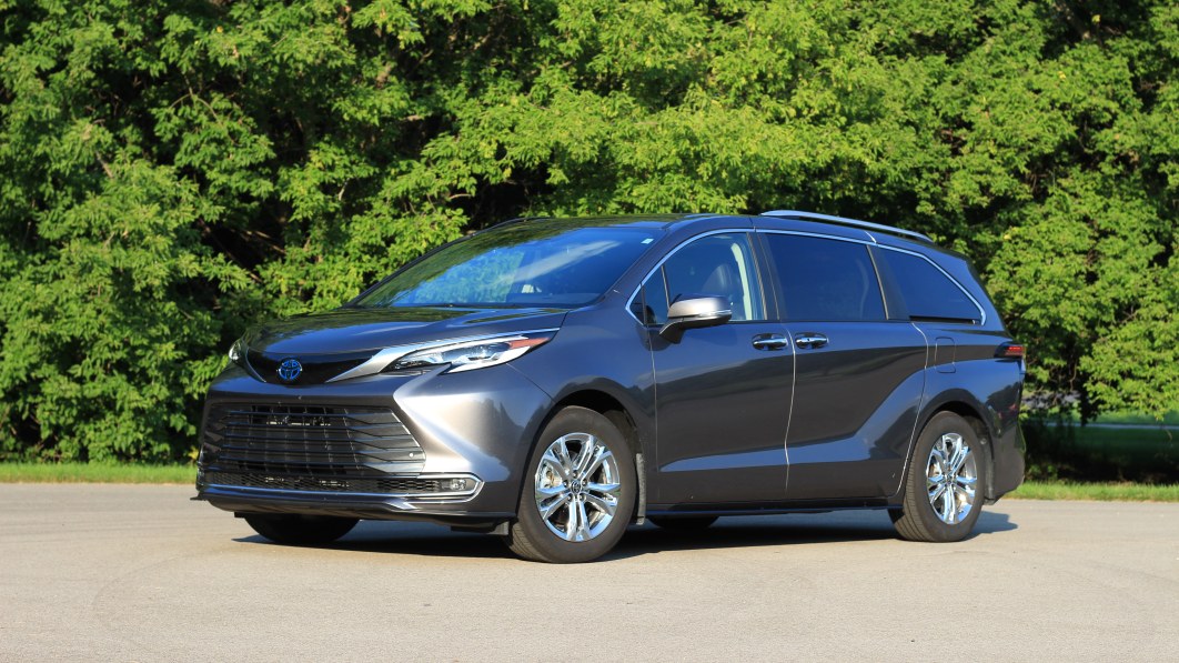 Reviewing the 2024 Toyota Sienna A Minivan with Impressive Fuel