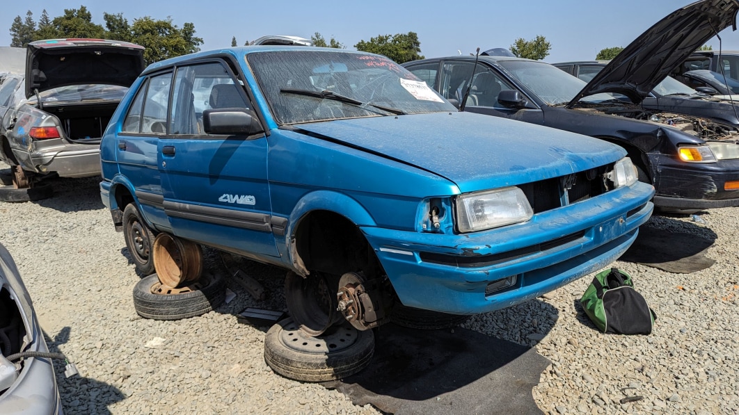 Gema del depósito de chatarra: 1993 Subaru Justy 4WD GL