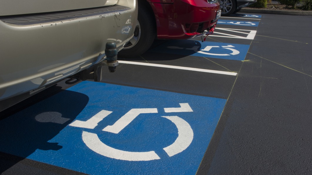 Concesionario de autos usados engañó a 120 personas discapacitadas en la venta de furgonetas accesibles para sillas de ruedas, según federales