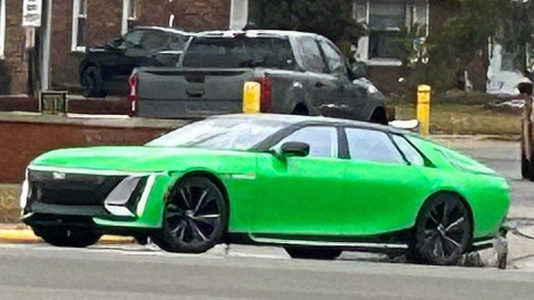 Sensacional Cadillac Celestiq verde visto en Woodward Avenue