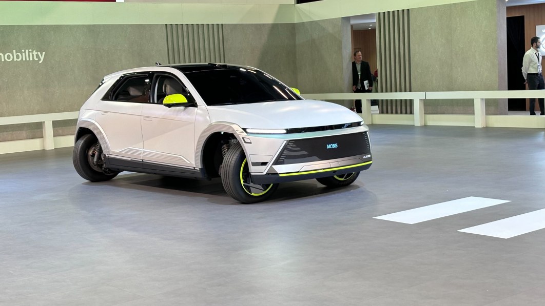 El concepto Mobion de Hyundai gira, camina de cangrejo, hace giros, ¡es increíblemente genial!