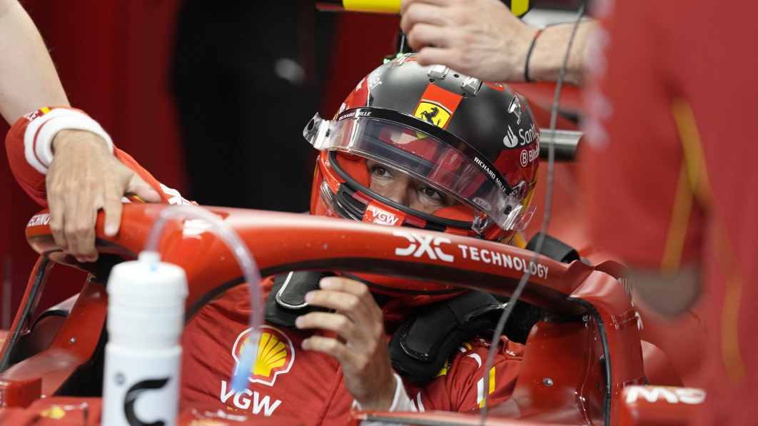 Sainz, de Ferrari, se queda fuera del GP de Arabia Saudí por apendicitis.  Oliver Bearman, 18 años, da un paso adelante