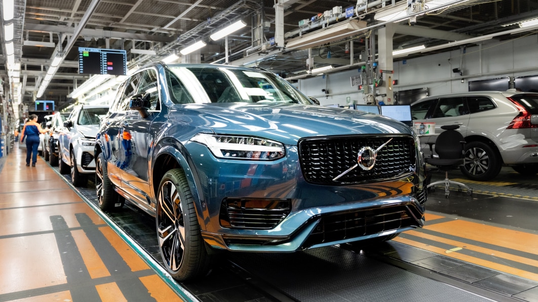 Volvo Construye su Último Automóvil con Motor Diésel, un XC90 Azul