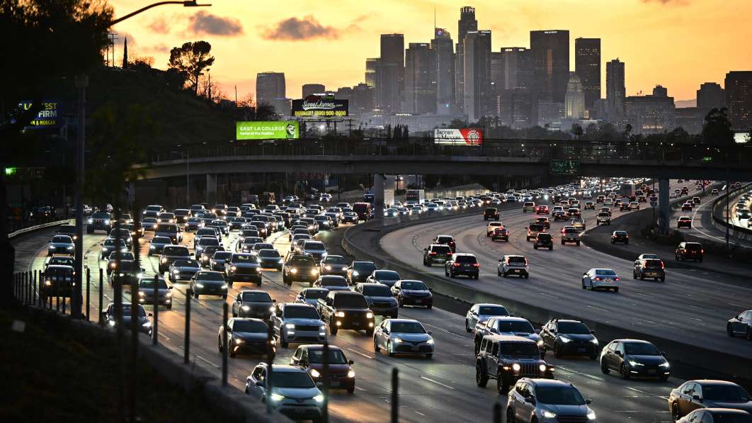 Los autos nuevos en California podrían advertir a los conductores si van a exceso de velocidad