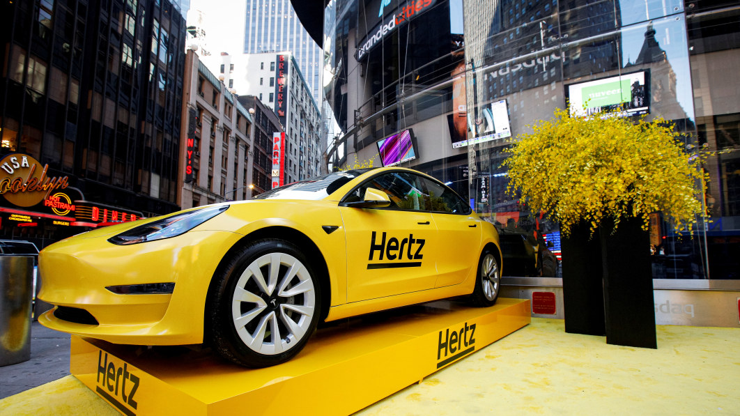 Hertz cobra a cliente de alquiler de Tesla con una tarifa de ‘recarga’ de $277