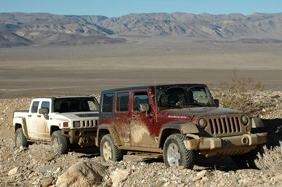 Autoblog Comparo: Jeep Wrangler Unlimited Rubicon vs. Hummer H3T - Autoblog