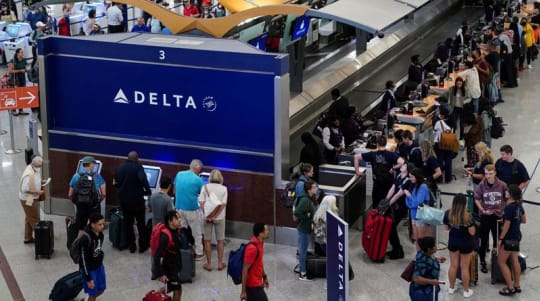 Analysis-Flight delays, cancellations mar U.S. summer travel