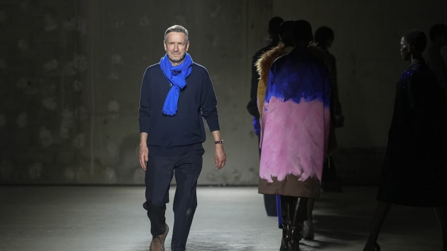 Belgian fashion designer Dries Van Noten is to step down as creative director at the end of June