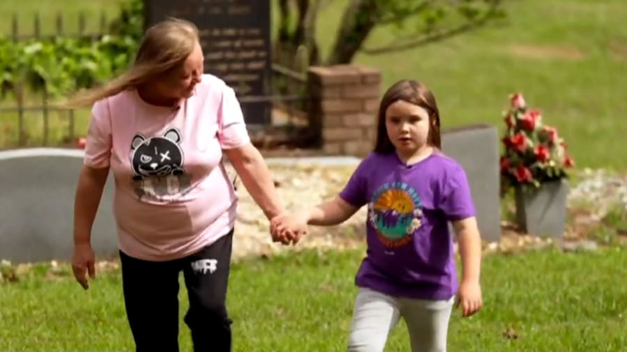 Girl, 7, starts lemonade stand to raise money for mother's headstone
