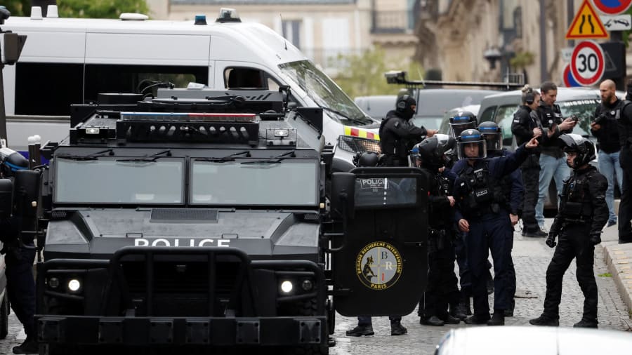 Paris police reportedly detain man behind bomb threat at Iran consulate