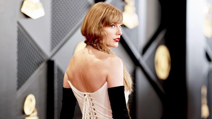 10 Ways Taylor Swift Teased “The Tortured Poets Department ”with Her Outfits